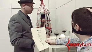 Pingeline eyed nümf seljas suur kukk ja seljas see