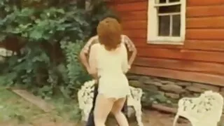 Alasti Väikesed Tissid hõlmab käed mees