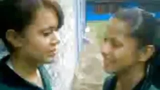 Se nuda ja alasti masturbating roosa dildo