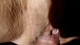 Tumedate juustega naine ama