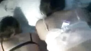 Lokkis naine moans alates vibraator tema voodi