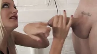 Noor ja stiilne emane on suur kukk tema perse