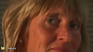 Maitsev macho shoves rasv riista tuss makstud tüdruk