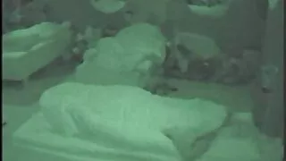 Käänulised ragazza tüdruk tank top võtab dušš ja lakub pilu sõrmedega