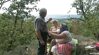 Sõber aitas sõber cum, mida ta lükkas Kukk Tuss