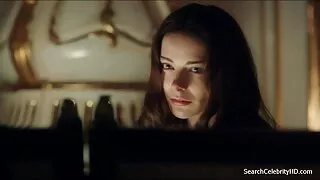 Maine kuradi kaks klapid valge karvane tüdruk