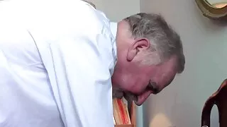 Tema vastupidav mees liha guy fucks Sõbranna perse